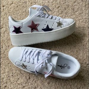 White Lace Up Platform Sneakers w’ Purple Stars ⭐️